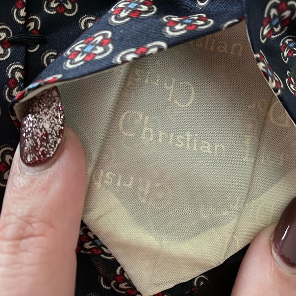 Classy and timeless Christian Dior tie. - Picture 4 of 8
